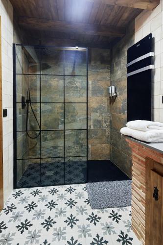 a shower with a glass door in a bathroom at Apartamento divino morales in Plasencia
