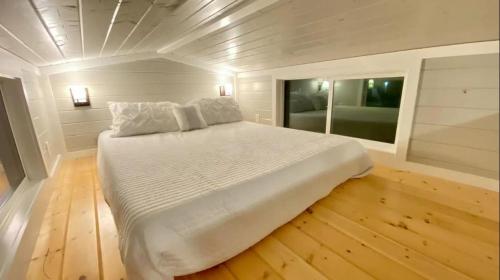 Postel nebo postele na pokoji v ubytování Tiny Home by the Sea