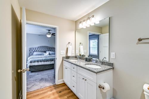 A bathroom at Aberdeen Rental on Golf Course 2 Mi to Downtown!