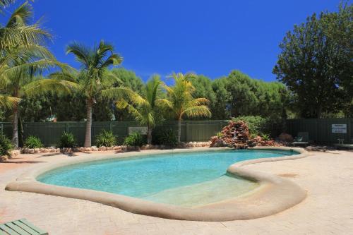 une piscine entourée d'un rocher. dans l'établissement Ningaloo Coral Bay – Bayview, à Coral Bay