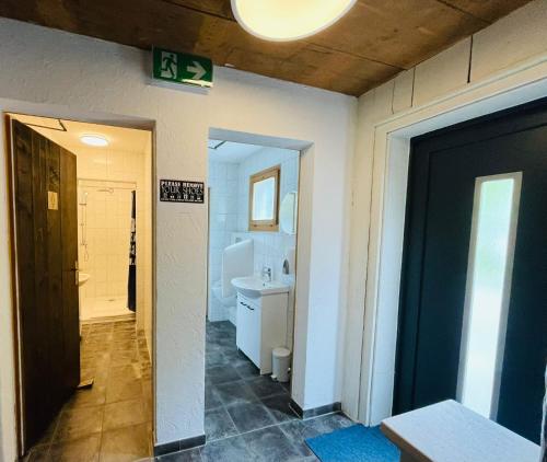 La salle de bains est pourvue de toilettes et d'un lavabo. dans l'établissement Restaurant Pizzeria Sternen, à Elm