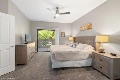 um quarto com uma cama e uma ventoinha de tecto em Kierland Commons Scottsdale Quarter Pool Gym Tennis Pickleball Golf em Scottsdale