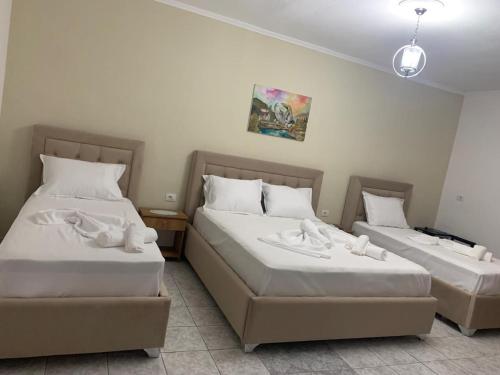 - 2 lits dans une chambre d'hôtel avec des serviettes dans l'établissement City Center apartments, à Përmet