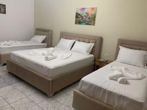 - 2 lits dans une chambre d'hôtel avec des serviettes dans l'établissement City Center apartments, à Përmet
