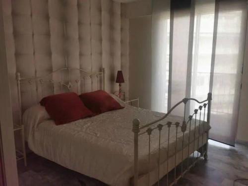 1 dormitorio con 2 almohadas rojas en Magnifique 3P front de mer, en Juan-les-Pins