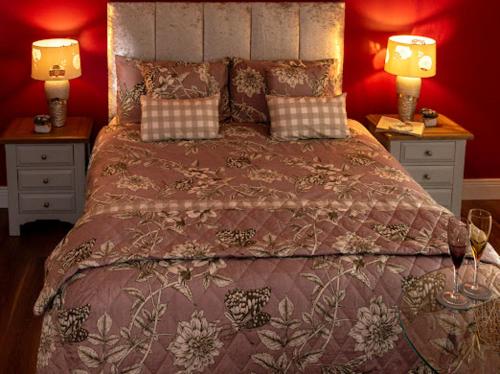 伯爾的住宿－The Gardens B&B，一间卧室配有一张带2个床头柜的大床
