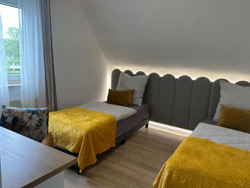 - un salon avec un canapé et un lit dans l'établissement Apartment- La Mia, à Castrop-Rauxel