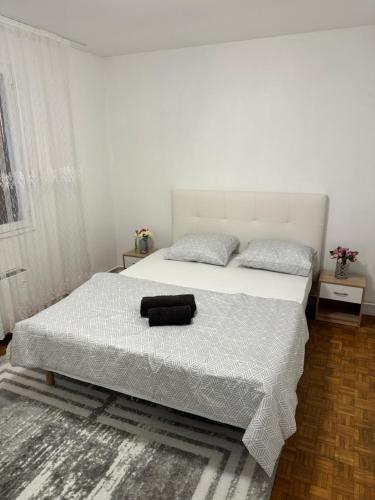 クレルモン・フェランにあるSamのベッドルーム1室(白いベッド1台、黒い枕付)