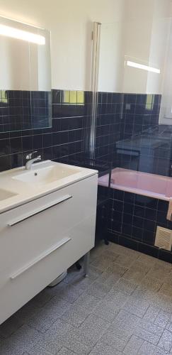 une salle de bain avec un lavabo et une baignoire dans l'établissement Villa Mas Fa Susa 3 étoiles avec piscine, aux Vans