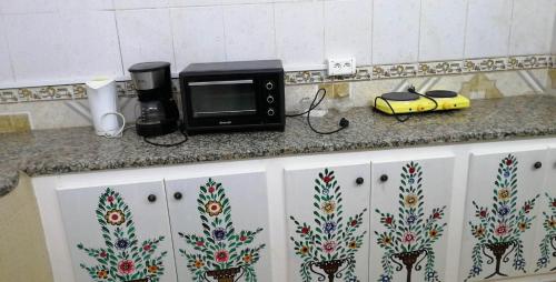 a microwave sitting on top of a kitchen counter at Maison de ville sousse in Sousse
