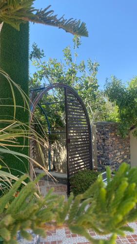 Un jardín fuera de الجبل الاخضر سيق ( بيت الصوير )