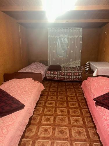 Llit o llits en una habitació de Гостевой дом ОЛЖАС
