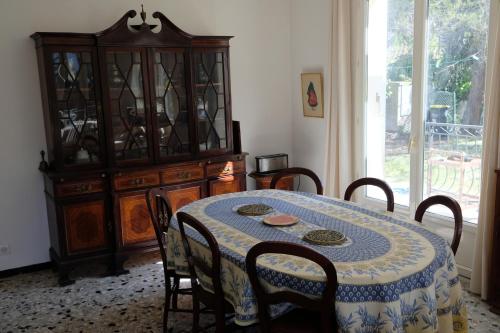 une salle à manger avec une table et des chaises et une fenêtre dans l'établissement Maison calme avec piscine près de Cassis, à Carnoux-en-Provence