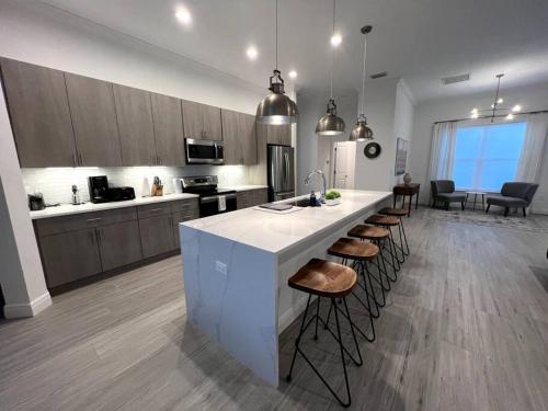 una cocina con una isla grande en el medio de una habitación en Smart Home Sarasota Family Getaway, en Osprey