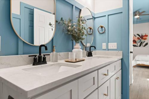 un baño con lavabo y espejo en Rainbow Oaks House, en Charleston