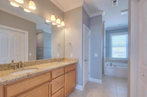 een badkamer met twee wastafels en een grote spiegel bij Big Tuna in Oak Island