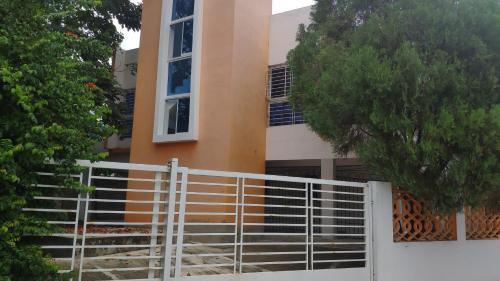 ein Haus mit einem Tor davor in der Unterkunft Sol nacer in Santo Domingo