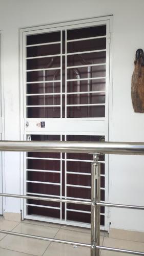ein Fenster mit Jalousien an einer weißen Wand in der Unterkunft Sol nacer in Santo Domingo