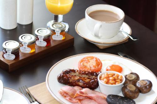 una mesa con un plato de comida y una taza de café en The Rectory Lacock - Boutique Bed and Breakfast en Lacock