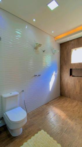 a bathroom with a toilet in a room at Casa de praia com vista para o mar in São Sebastião