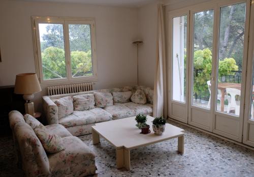 un salon avec un canapé et une table basse dans l'établissement Maison calme avec piscine près de Cassis, à Carnoux-en-Provence