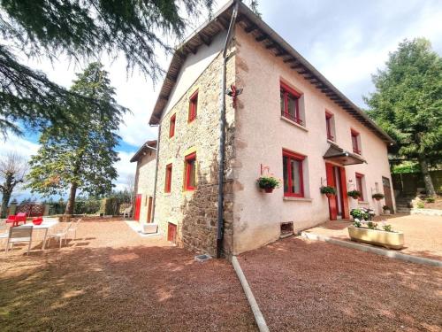 Photo de la galerie de l'établissement Gîte familial en pierres avec jardin et animaux acceptés - FR-1-496-317, à Le Cergne