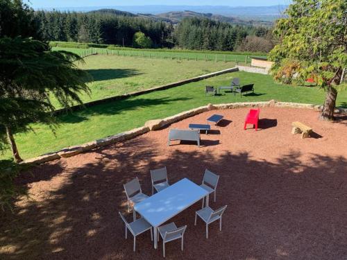 Photo de la galerie de l'établissement Gîte familial en pierres avec jardin et animaux acceptés - FR-1-496-317, à Le Cergne