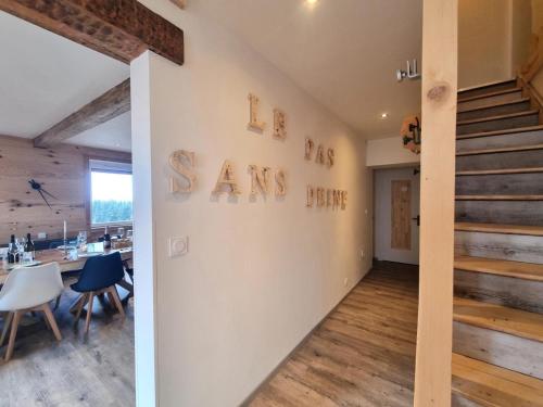 Photo de la galerie de l'établissement Gîte familial en pierres avec jardin et animaux acceptés - FR-1-496-317, à Le Cergne