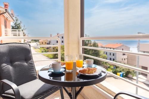 Apartment Nevera, Sea View and private parking