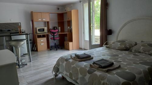 une chambre avec un lit avec des serviettes dessus dans l'établissement Studio la campagne en ville, à Nîmes
