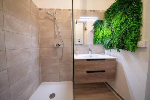 ein Badezimmer mit Dusche und Waschbecken in der Unterkunft Logement de charme en plein coeur d'Avignon in Avignon