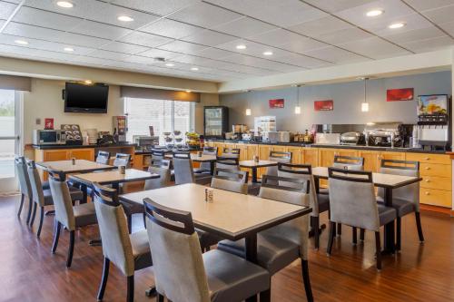 エドモンズにあるベスト ウエスタン プラス エドモンズ ハーバー インのテーブルと椅子のあるレストラン、キッチンが備わります。