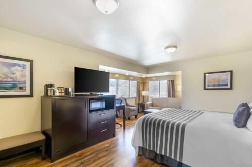 Postel nebo postele na pokoji v ubytování Best Western Plus Edmonds Harbor Inn
