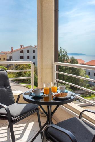 Apartment Nevera, Sea View and private parking