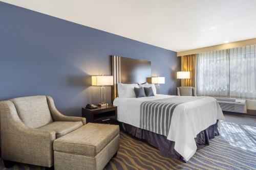 Postel nebo postele na pokoji v ubytování Best Western Plus Edmonds Harbor Inn
