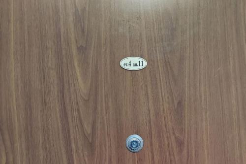 Ein Knopf, auf dem steht: "Esst alles an einer Holztür." in der Unterkunft Apartment in Boyana in Sofia