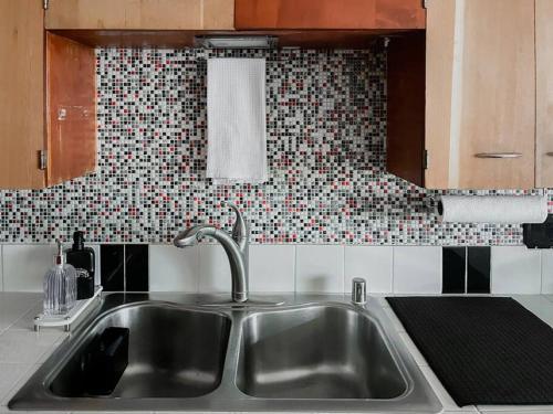 博德加湾Beautiful Coast Home 3 Minutes From Beach!的一间带水槽和瓷砖墙的厨房
