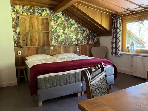 Ένα ή περισσότερα κρεβάτια σε δωμάτιο στο Landhaus KloosterStube