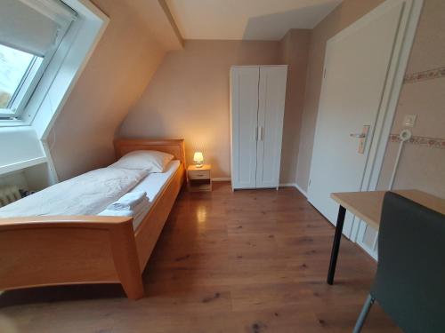 A bed or beds in a room at Schönes, vollmöbliertes Zimmer direkt an der Uniklinik Mainz