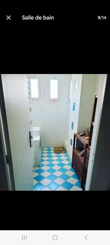 La salle de bains est pourvue de carrelage bleu et blanc. dans l'établissement Magnifique villa avec piscine, à Montpellier