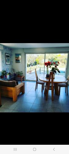 un salon avec une table et un canapé dans l'établissement Magnifique villa avec piscine, à Montpellier