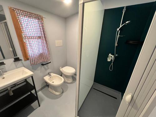 マリーナ・ディ・カメロータにあるVillaggio La Siestaのバスルーム(トイレ、洗面台、シャワー付)