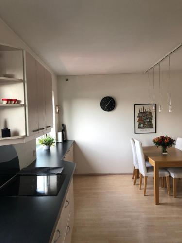 cocina y comedor con mesa y sillas en Beautiful hygge apartment Dk, en Søborg