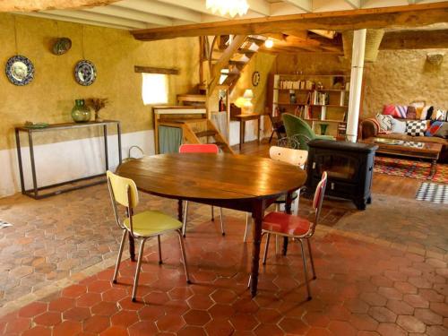 une table et des chaises en bois dans un salon dans l'établissement La Maison Cabane, à Saint-Martin-le-Hébert