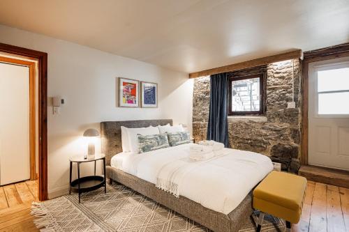 - une chambre avec un grand lit et une fenêtre dans l'établissement Cozy Apartment in Downtown Montreal, à Montréal