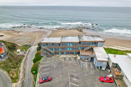 an aerial view of a building next to the beach at Seagull Beachfront Inn in Lincoln City