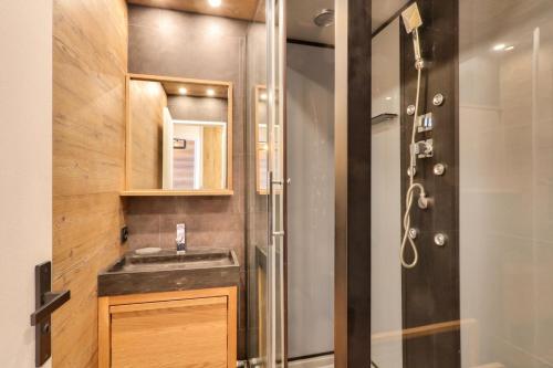 une salle de bain avec un lavabo et une douche dans l'établissement L'Aiguille - maeva Home - Appartement 2 pièces 4 personnes Exclusive MAE-1386, à Chamonix-Mont-Blanc