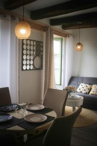 un salon avec une table et un canapé dans l'établissement Appartement lumineux de 35m² en centre-ville, à Ruffec