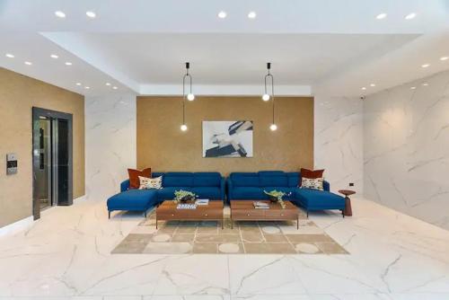 a living room with a blue couch and a table at Moderno y acogedor apartamento in Santo Domingo