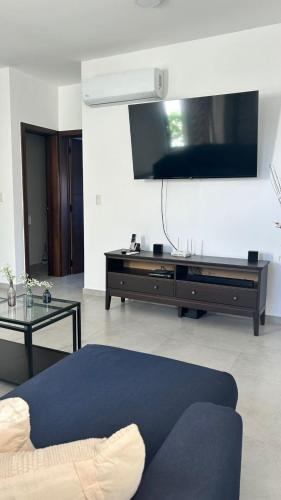 a living room with a couch and a tv at Moderno y acogedor apartamento in Santo Domingo